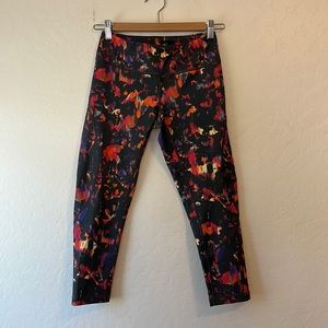 NWOT Patterned Cropped Workout Leggings